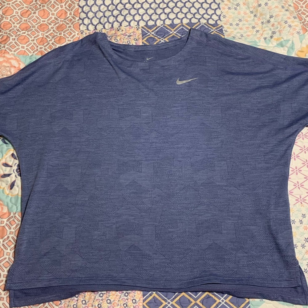 Women’s XL cropped Nike T-shirt